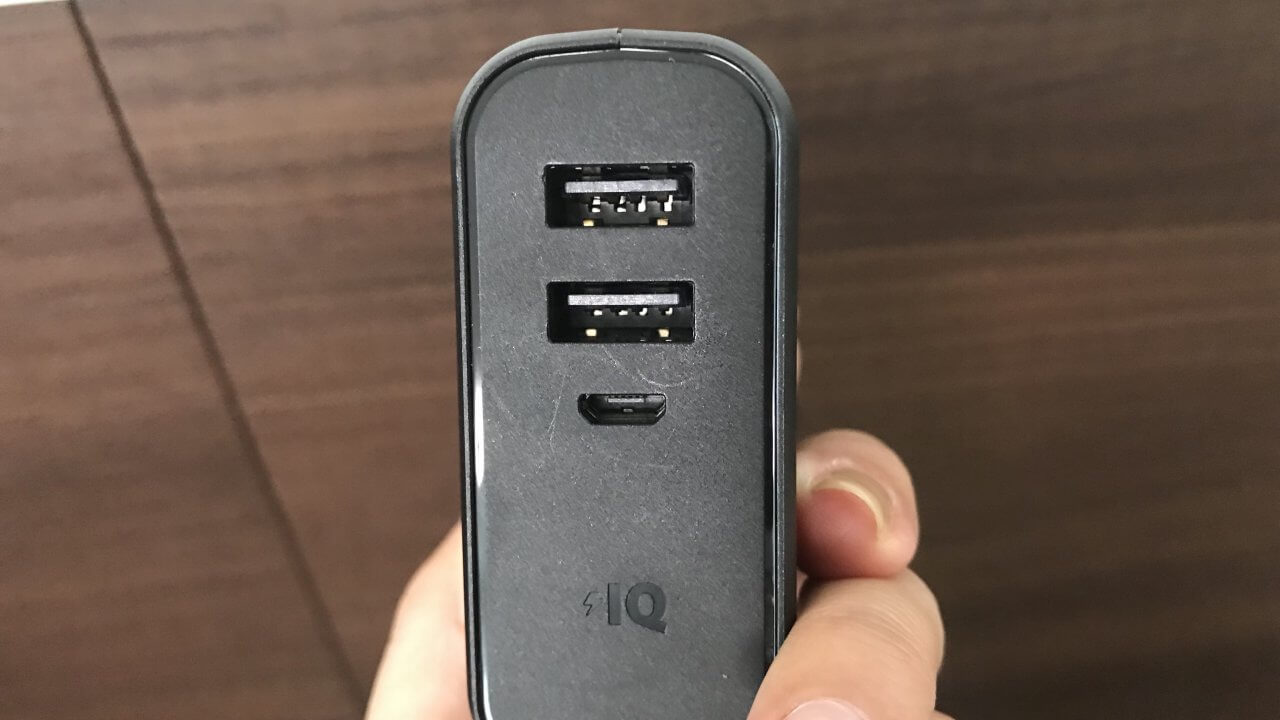 USBポートが2つ、micro USBは本体充電時にコンセント以外からも充電するために使う。
